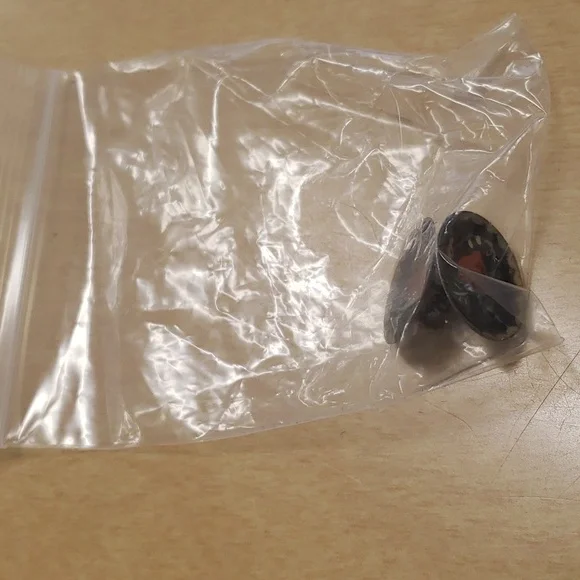 Hand Painted Vintage Screw Back Earrings with Strawberries and Gold on the Edges - Picture 5 of 12